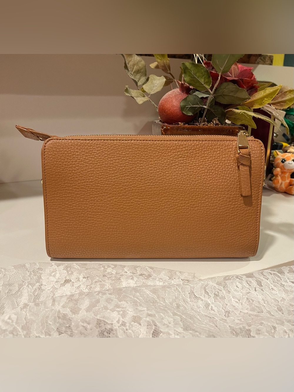 Tory Burch Caramel Brown Pebbled Leather Crossbody Gold Tone Logo Zip Top 9 x 6 - Picture 2 of 8